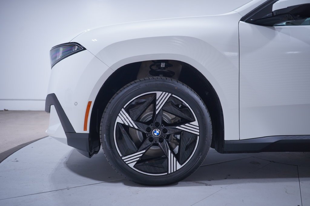 New 2027 Alpine White BMW  image 2
