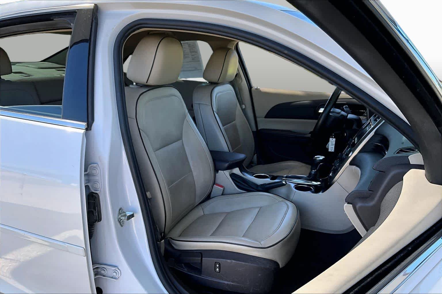 Used 2015 Iridescent Pearl Tricoat Chevrolet LT image 9