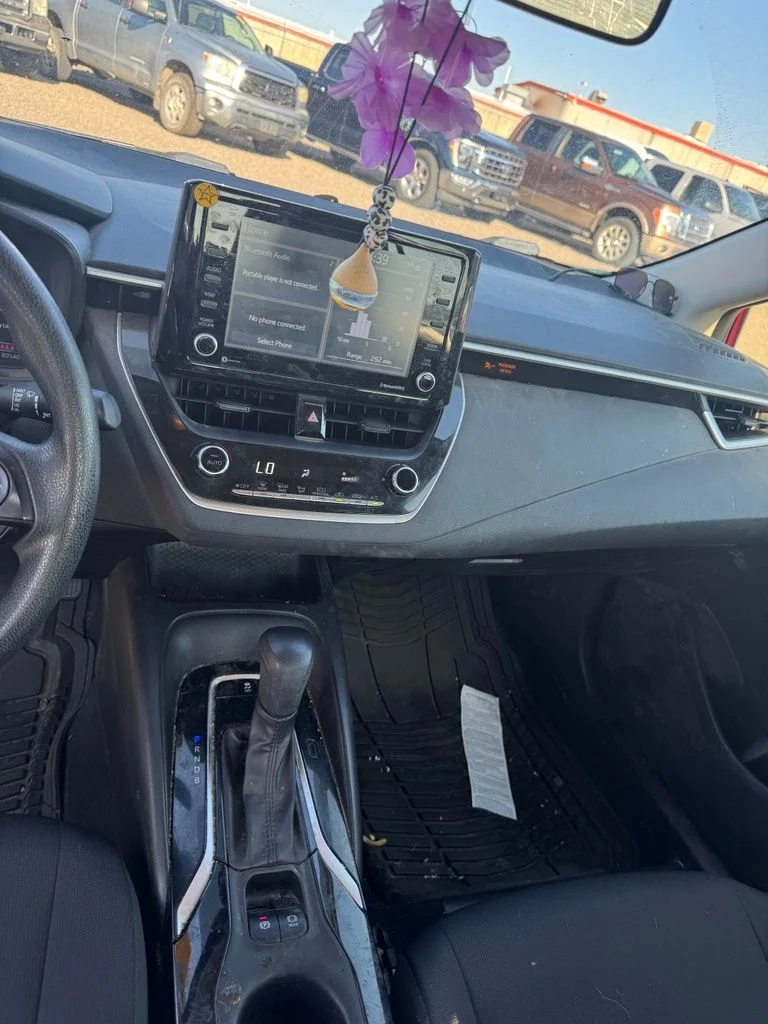 Used 2022 Pearl Toyota LE image 16