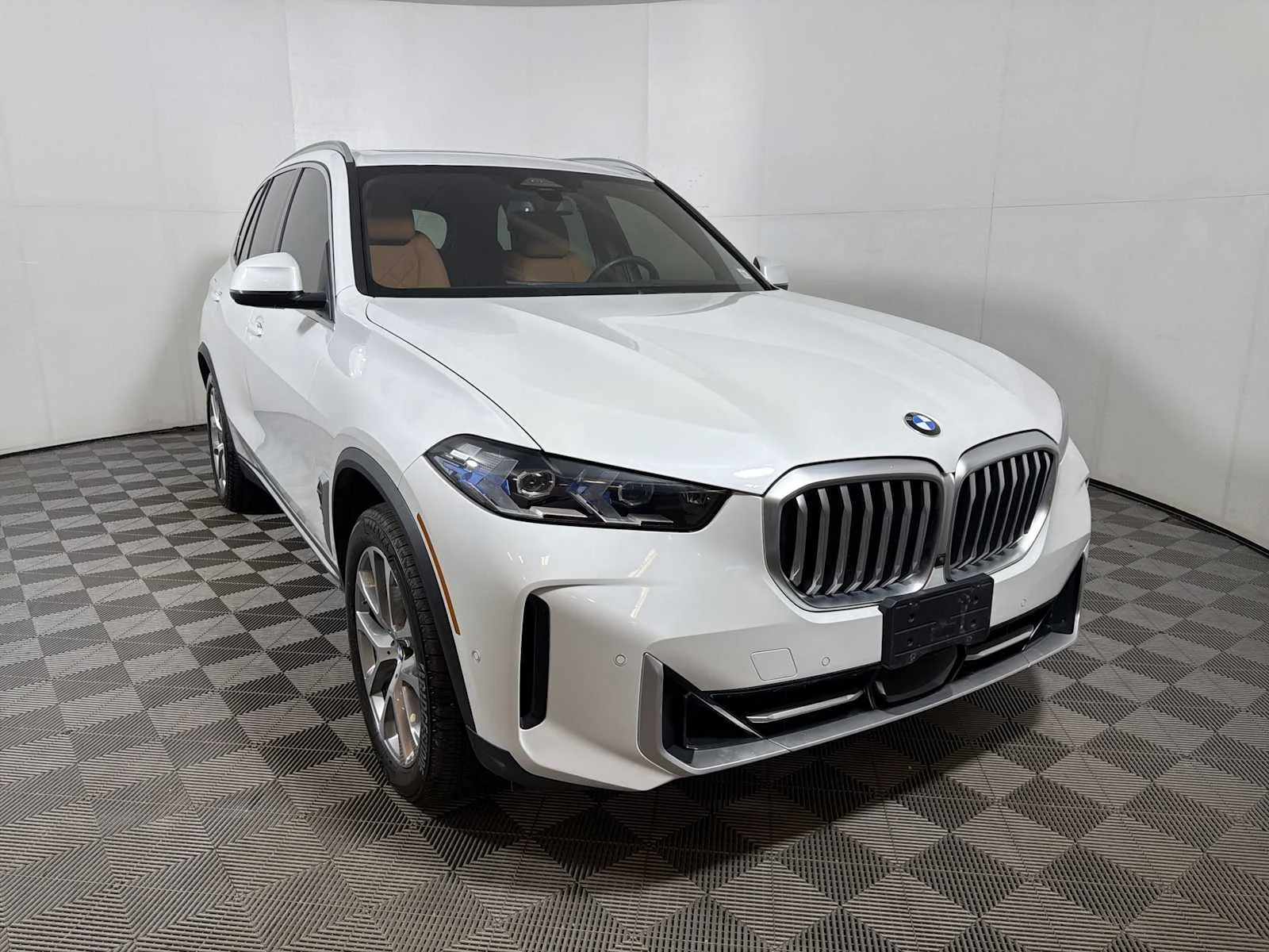 Certified Used 2024 Mineral White Metallic BMW xDrive40i image 2
