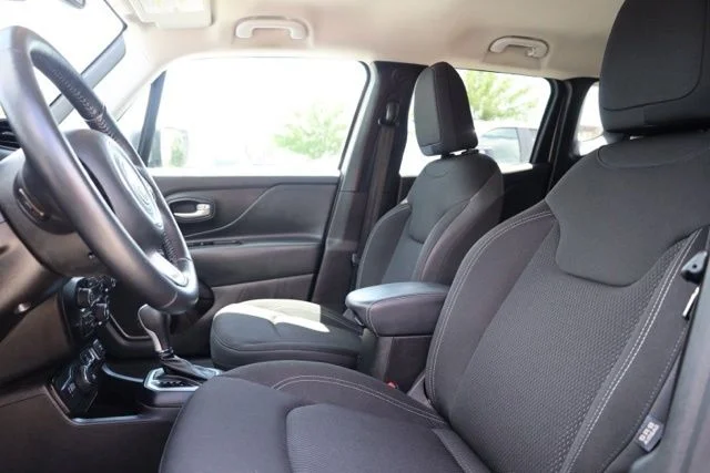 Used 2023 White Jeep Latitude image 17