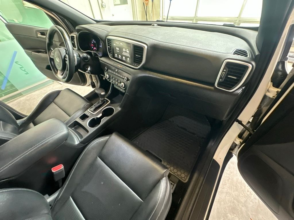 Used 2022 White Kia Nightfall image 32