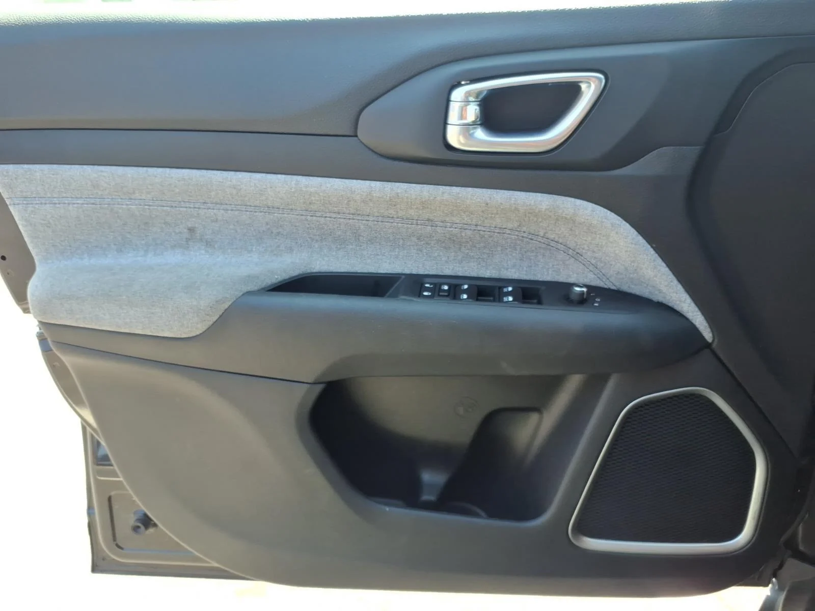 Used 2024 Diamond Black Crystal Pearlcoat Jeep Latitude image 28