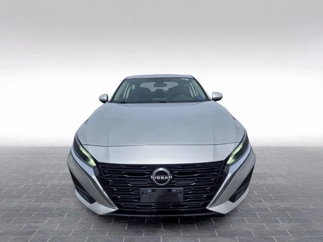 Used 2023 Silver Nissan 2.5 SV image 2