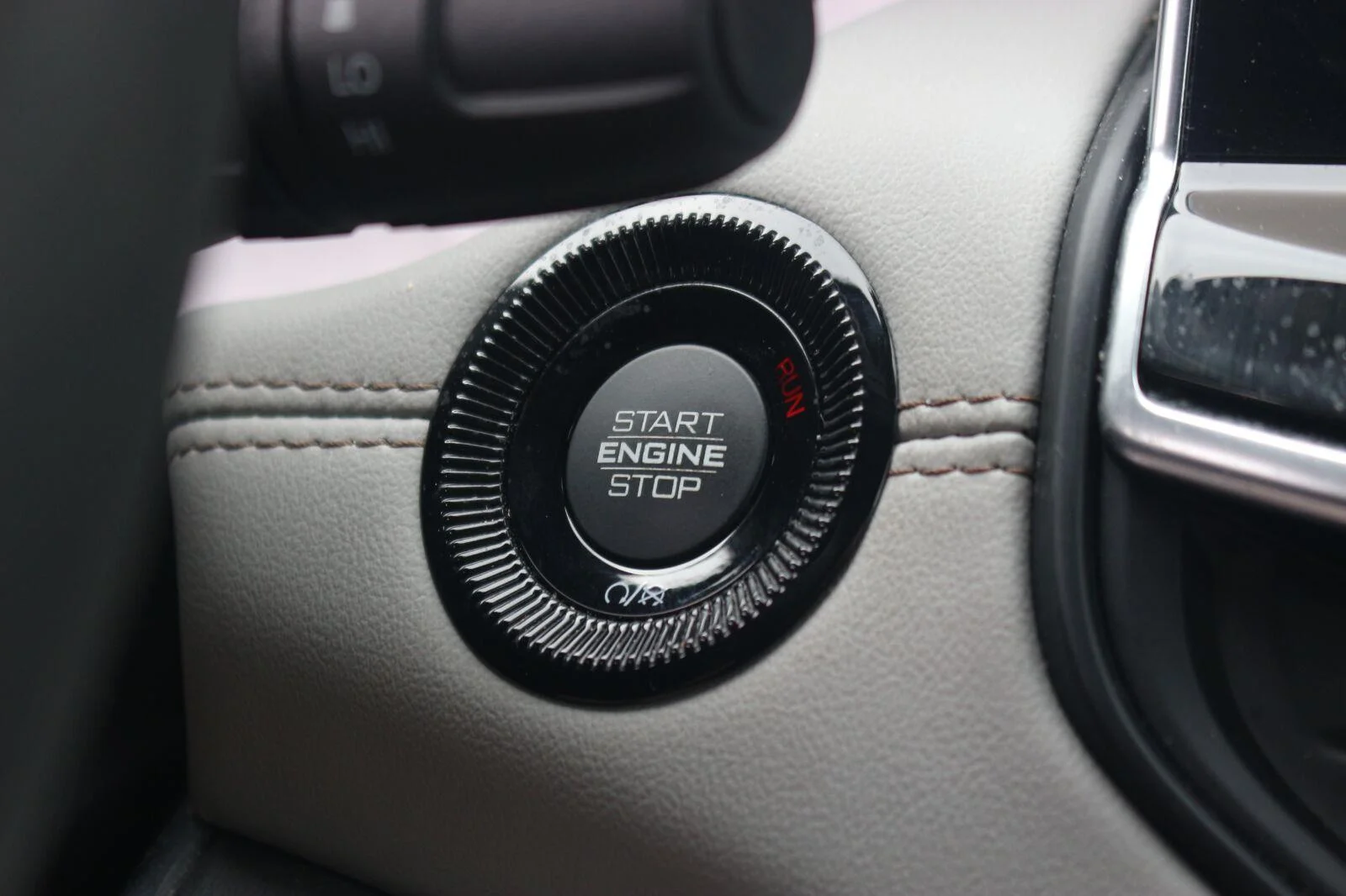 Used 2023  Jeep Limited image 26