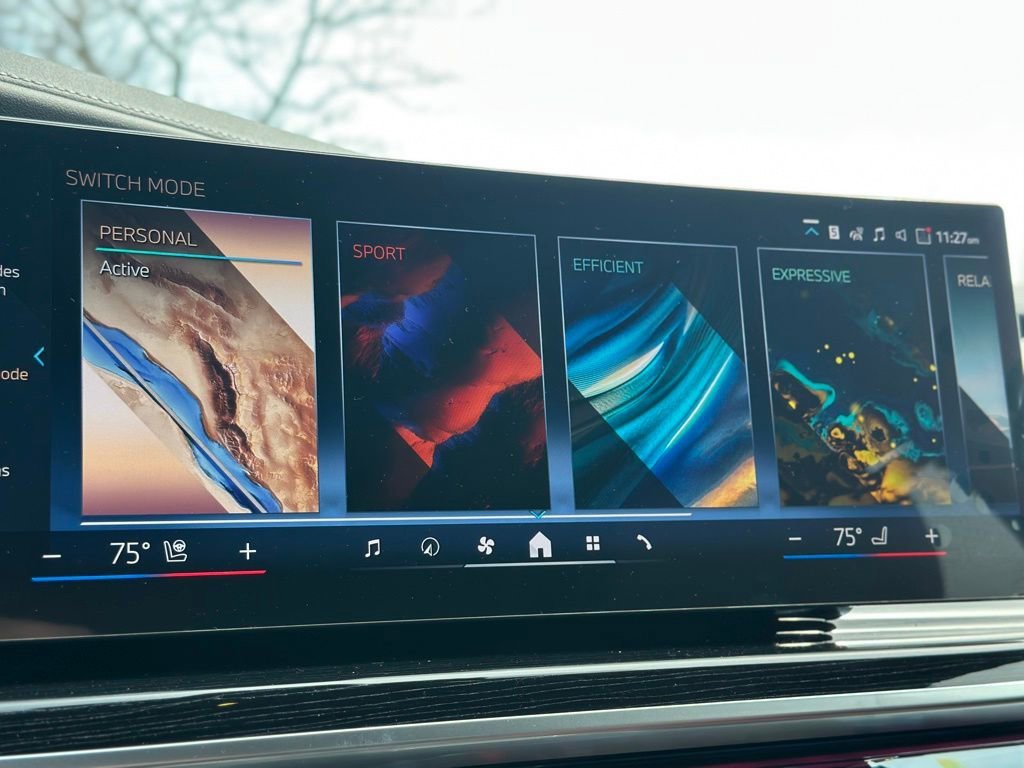 New 2026 Black Sapphire Metallic BMW 750e xDrive image 35