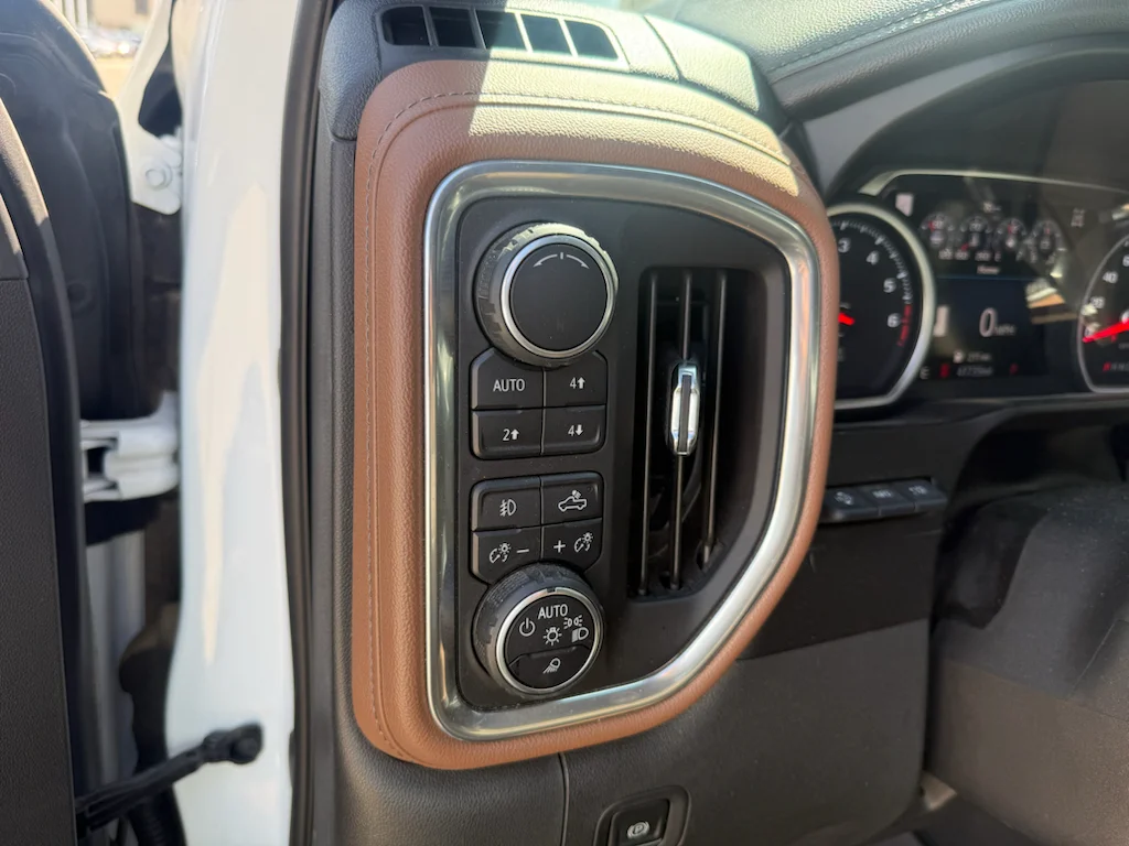 Used 2019 Iridescent Pearl Tricoat Chevrolet High Country image 16