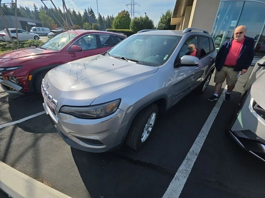 Used 2020 Silver Jeep Latitude image 2