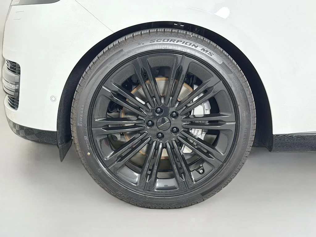 New 2026 Fuji White Land Rover SE image 33