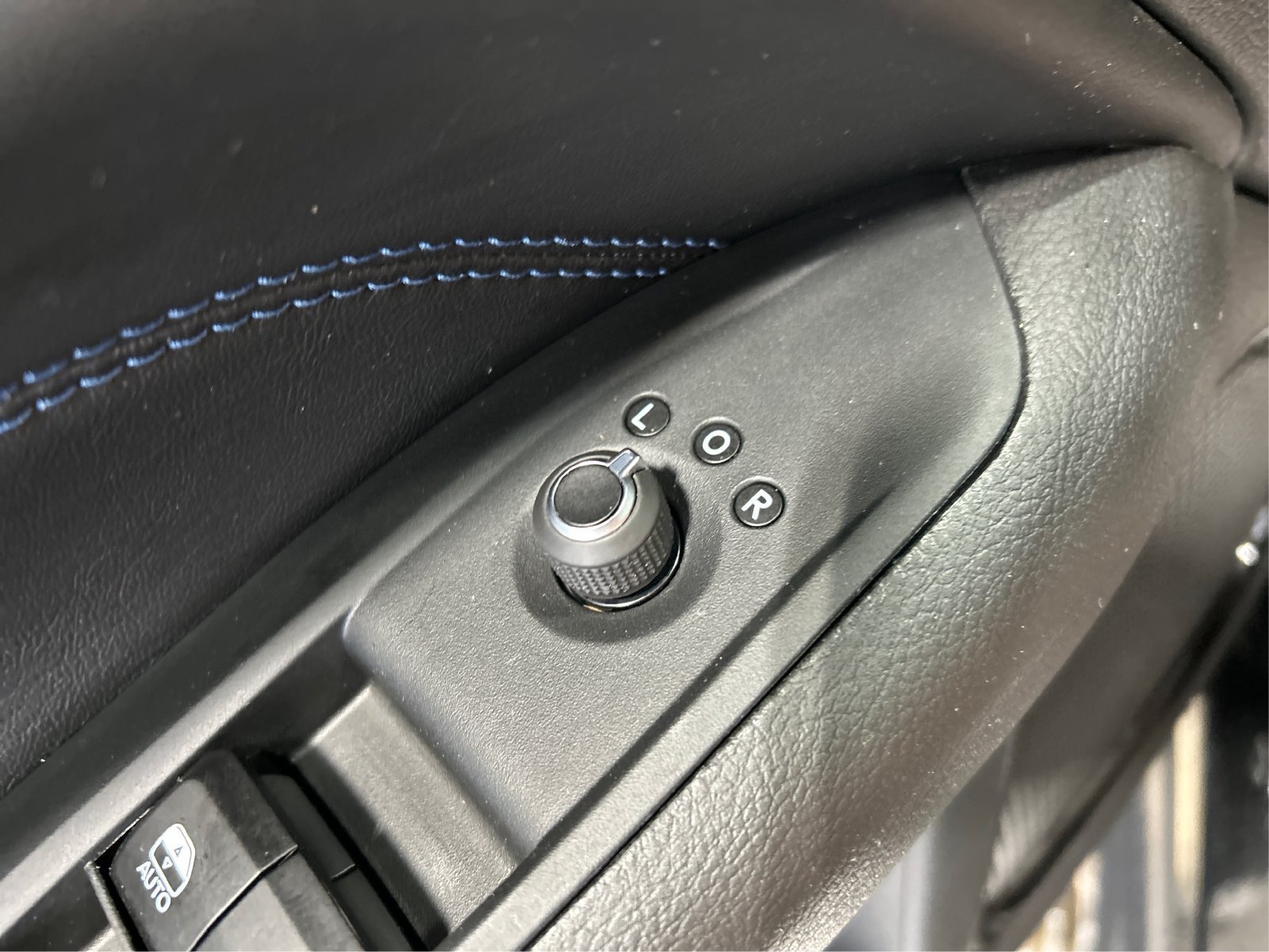 New 2026 Diamond Black Crystal Pearl-Coat Exterior Paint Jeep Latitude Altitude image 30