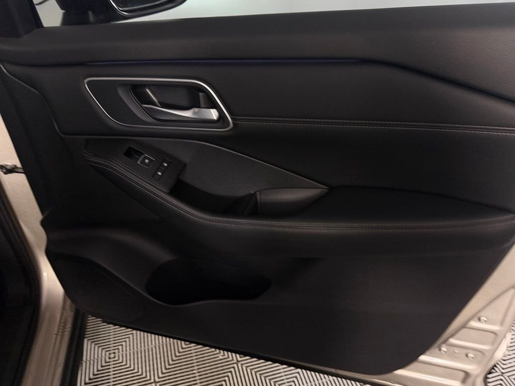 Used 2025 Gold Nissan Platinum image 35