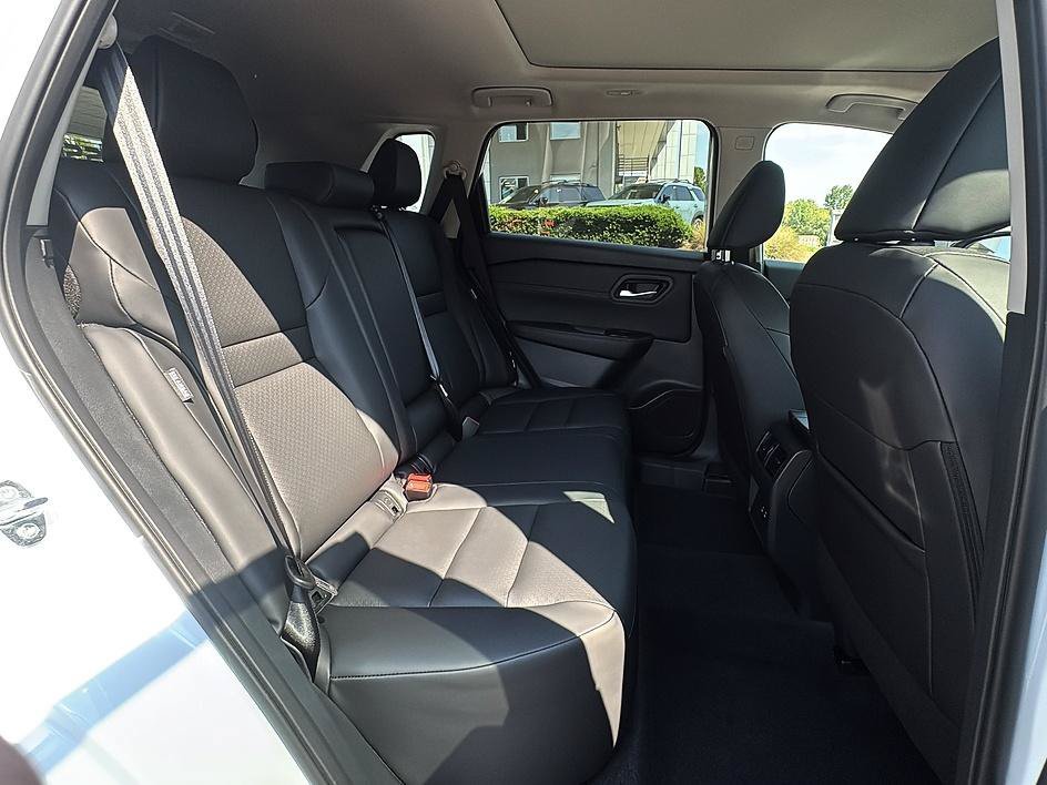 Used 2026 Everest White Pearl Tricoat Nissan Dark Armor image 3