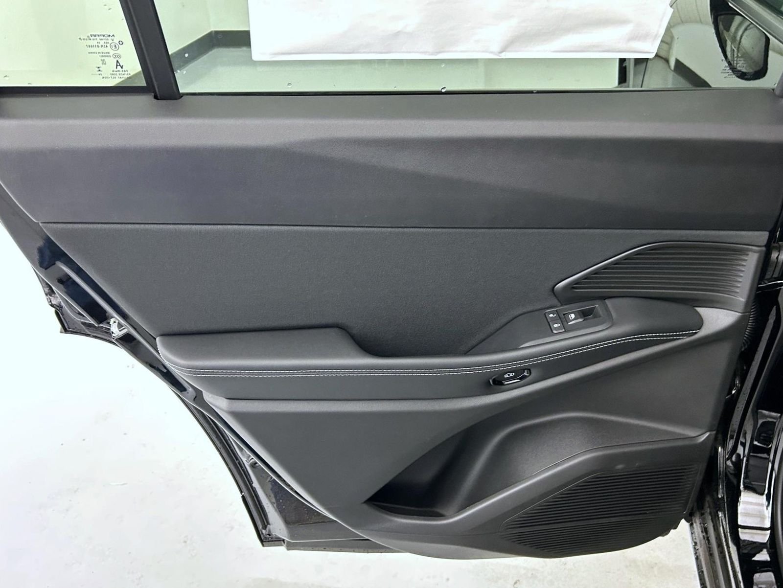 New 2026 Diamond Black Crystal Pearl-Coat Exterior Paint Jeep Laredo image 20