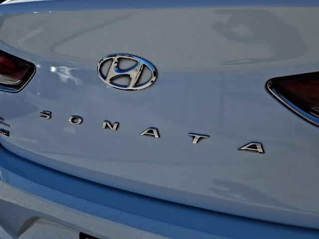 Used 2018 White Hyundai SE image 29