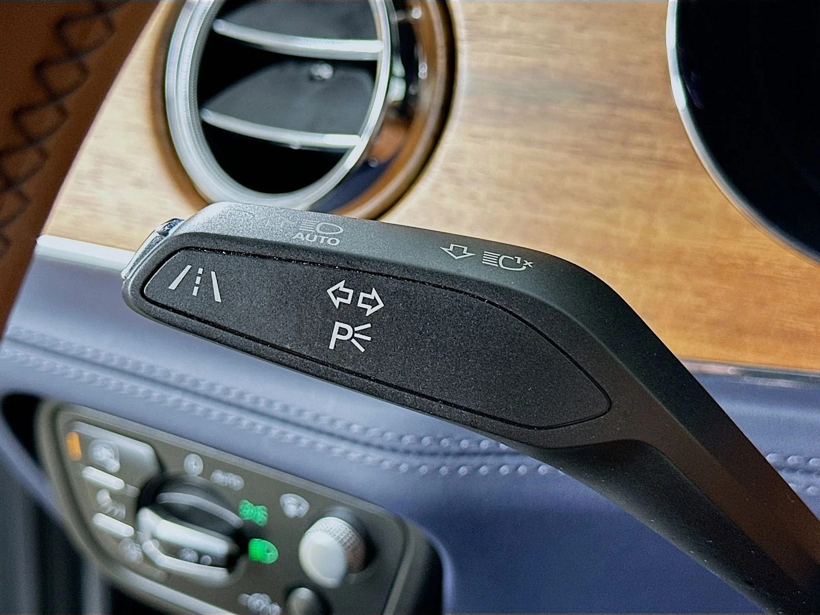 Used 2023 Silver Bentley  image 22
