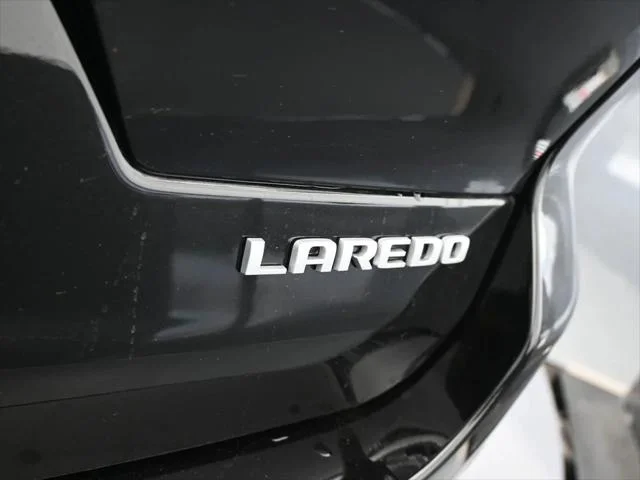 New 2026 Diamond Black Crystal Pearl-Coat Exterior Paint Jeep Laredo image 32