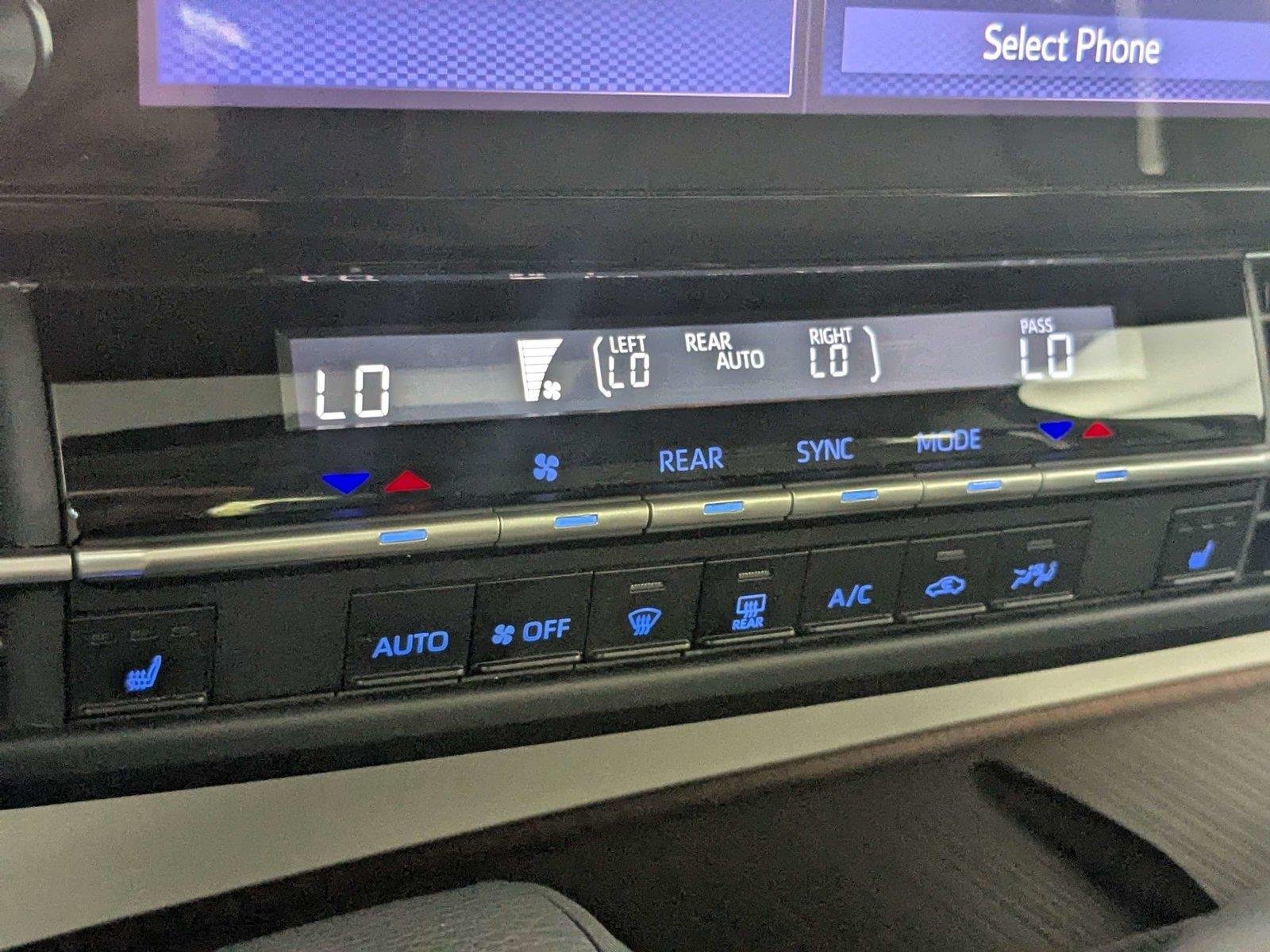 2024 Toyota Sienna XLE - Photo 24