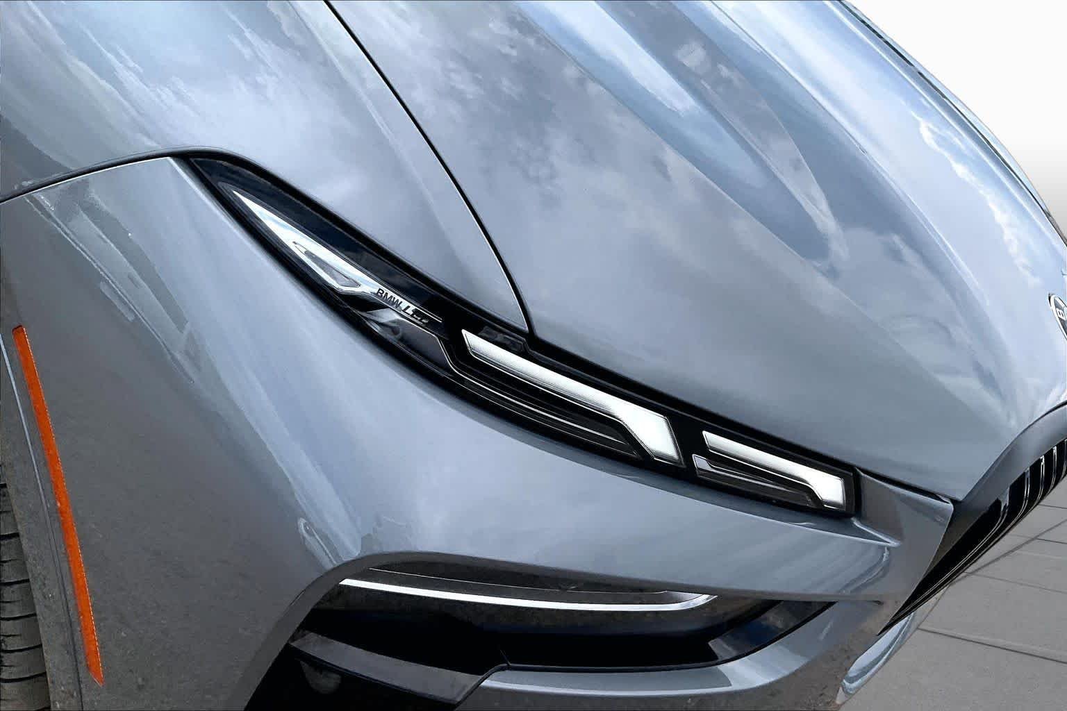 Used 2026 Skyscraper Grey Metallic BMW M60i image 25