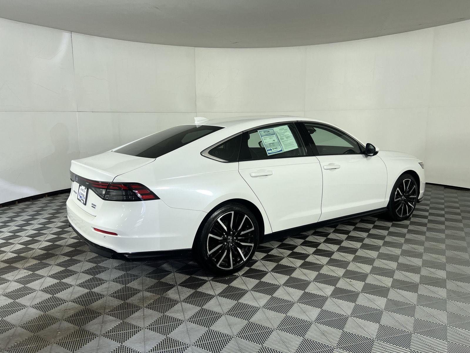 Used 2023 Platinum White Pearl Honda Touring image 27