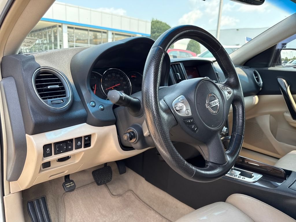 Used 2013 Pearl White Nissan 3.5 SV image 13