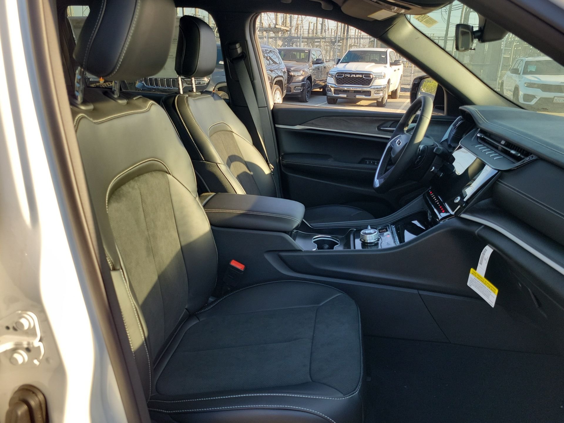 New 2026 Bright White Clear-Coat Exterior Paint Jeep Altitude image 13