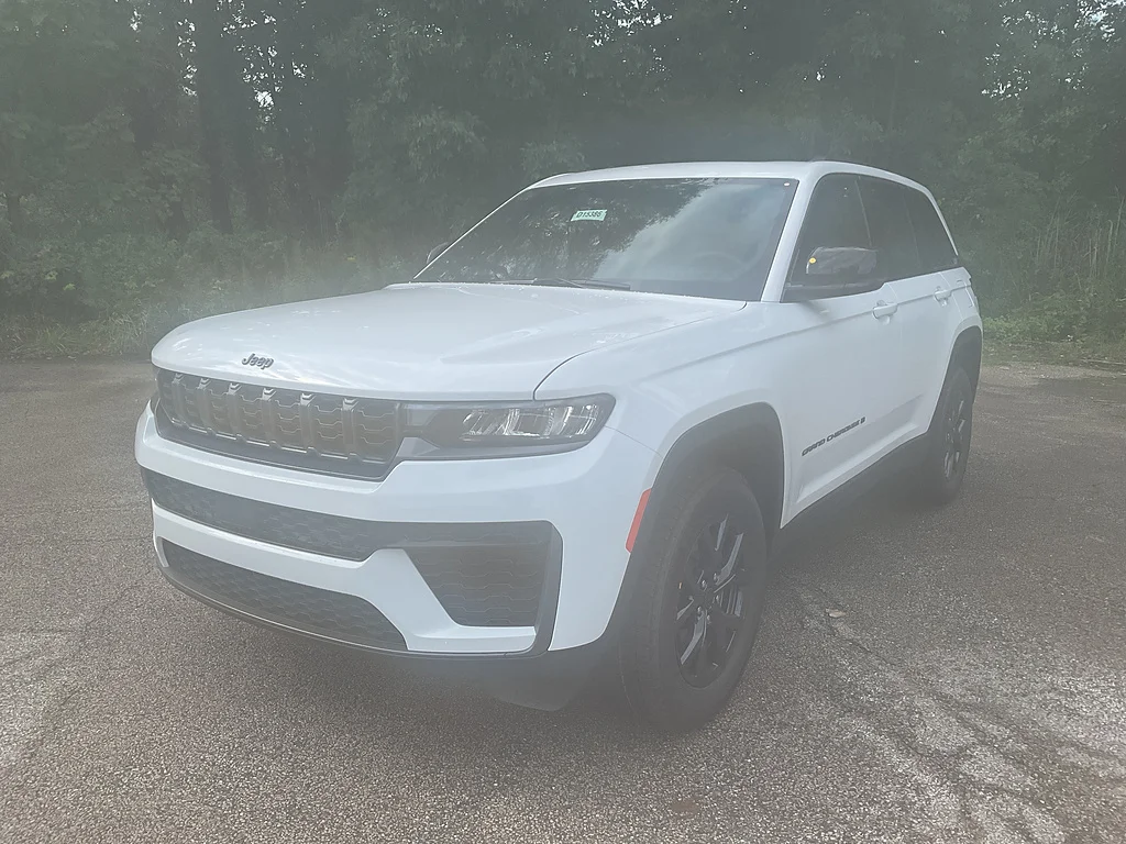 New 2027 Bright White Clear-Coat Paint Jeep Laredo Altitude image 3