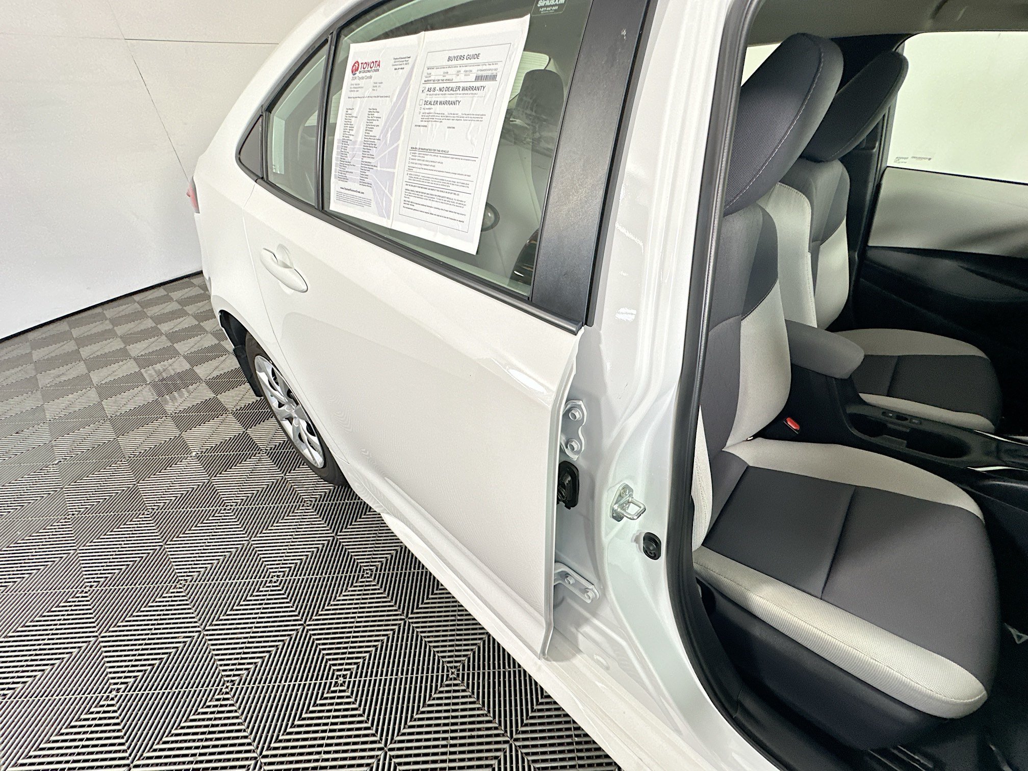 Used 2024 Ice Toyota LE image 27