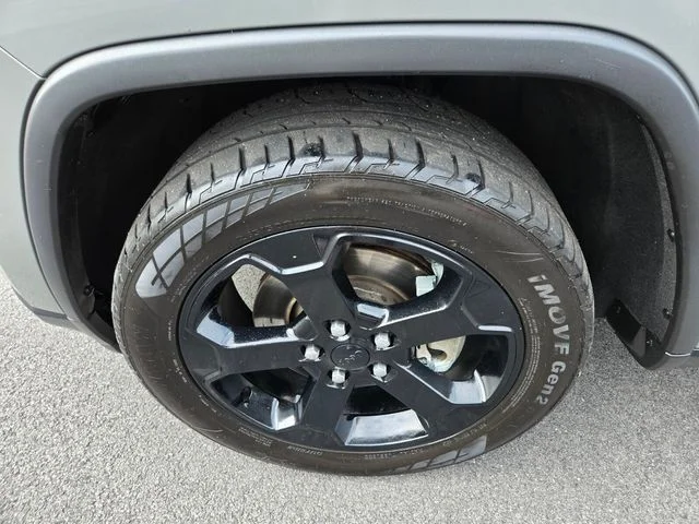Used 2021 Gray Jeep Laredo image 28