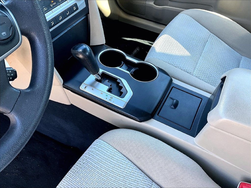Used 2012  Toyota LE image 19