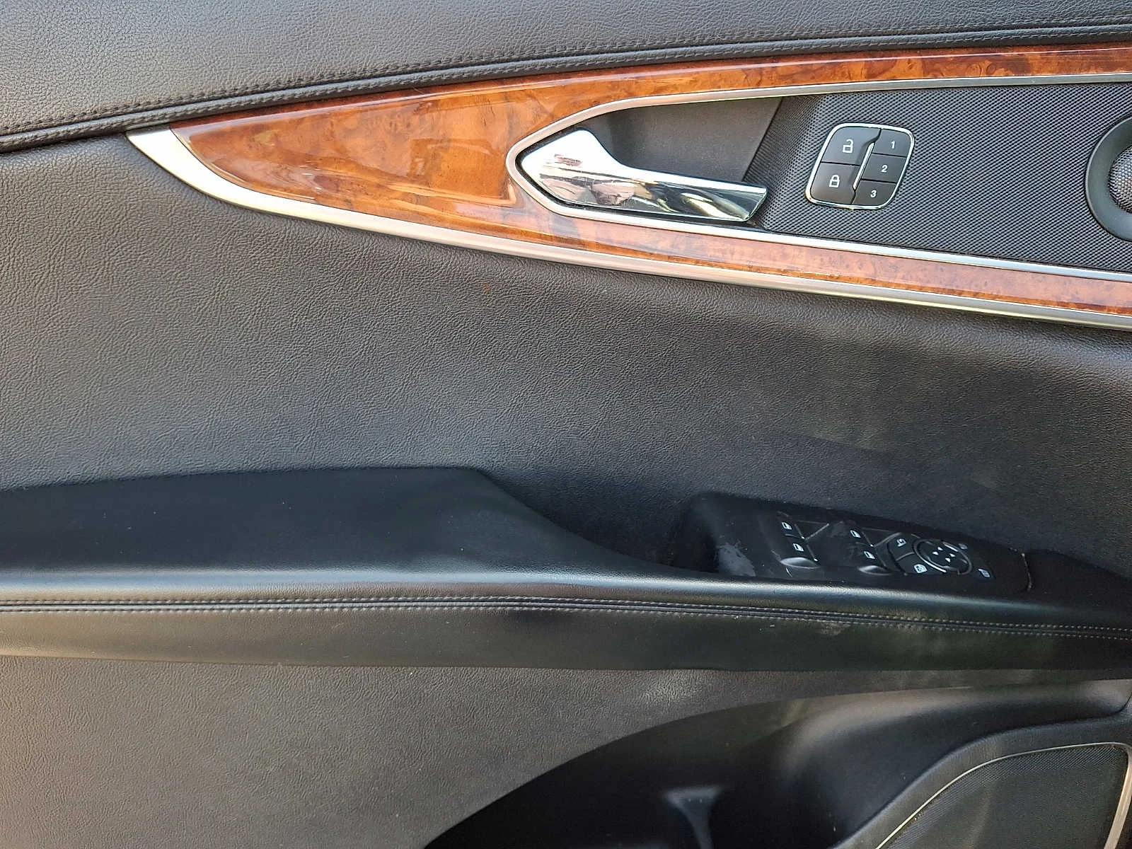 Used 2019 Black Lincoln Reserve image 12