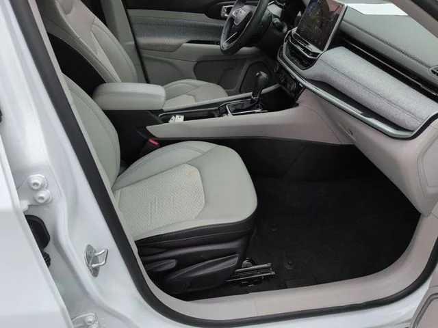Used 2022 White Jeep Latitude image 34