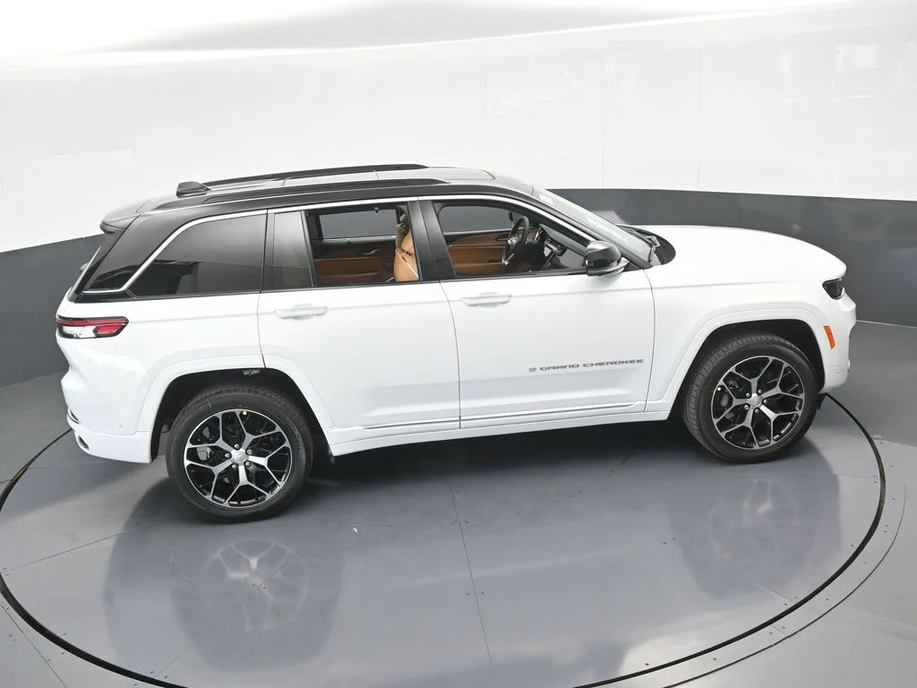 New 2025 Bright White Clear-Coat Exterior Paint Jeep Summit Reserve image 57