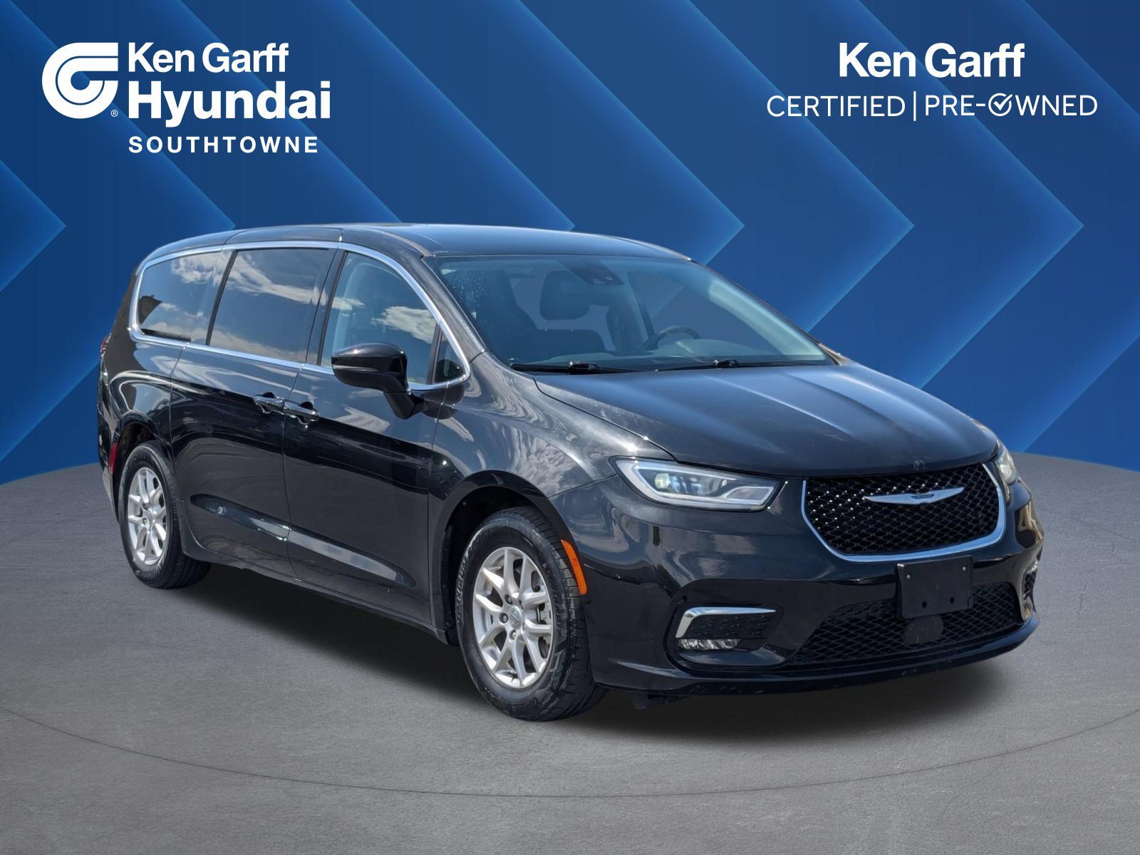 2023 Chrysler Pacifica Touring L's photo
