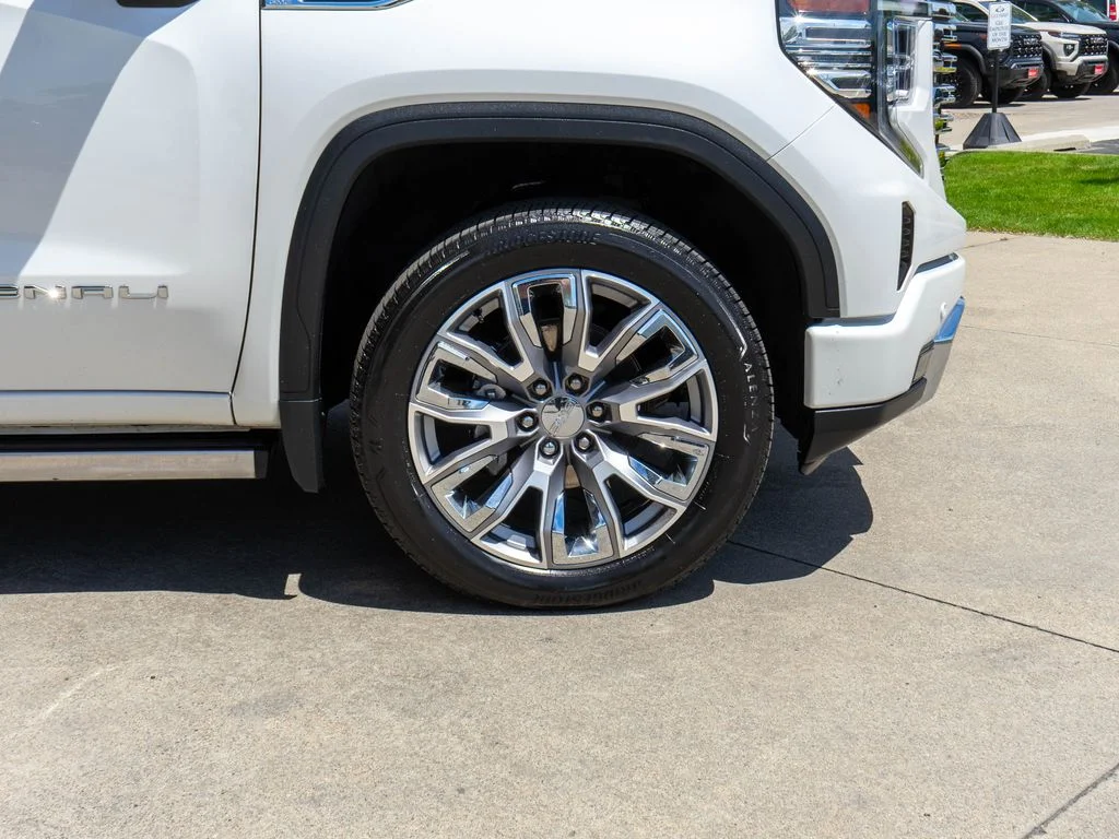 Used 2025 White GMC Denali image 39