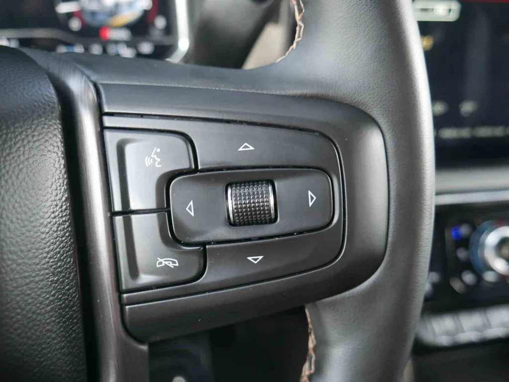 Used 2025 White GMC AT4 image 47