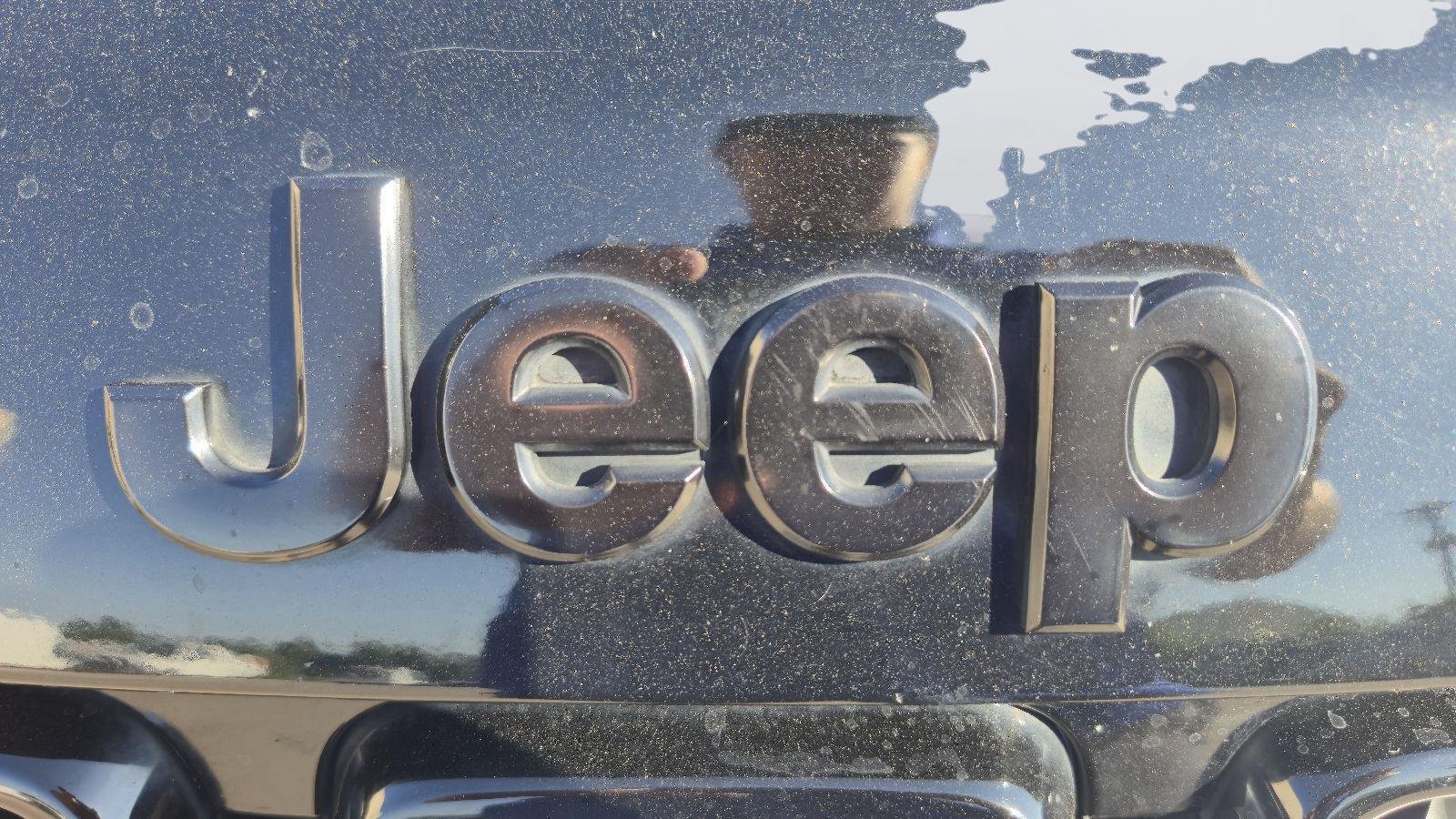 Used 2018 Diamond Black Crystal Pearlcoat Jeep Altitude image 9