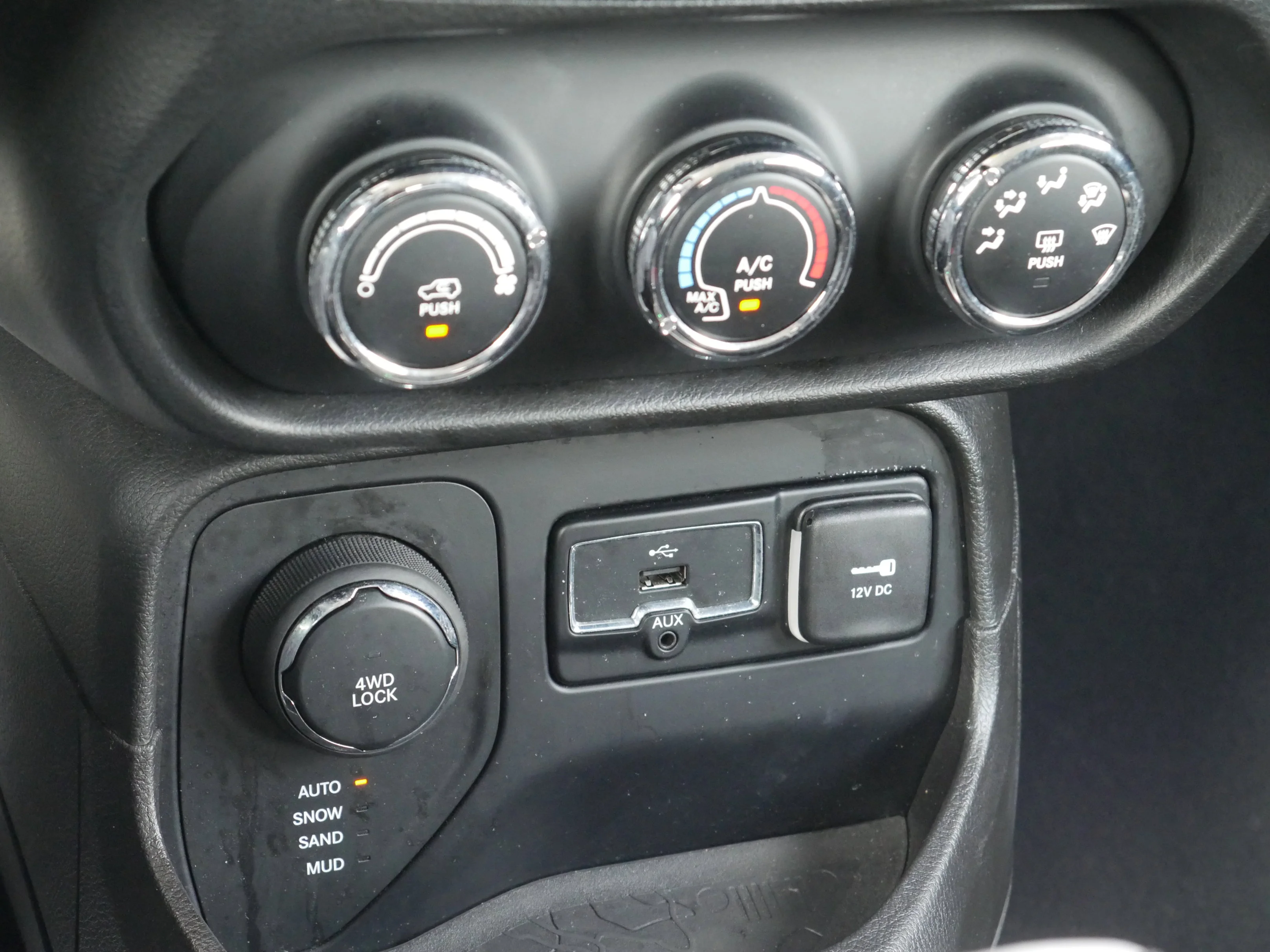 Used 2017 Alpine White Jeep Latitude image 13
