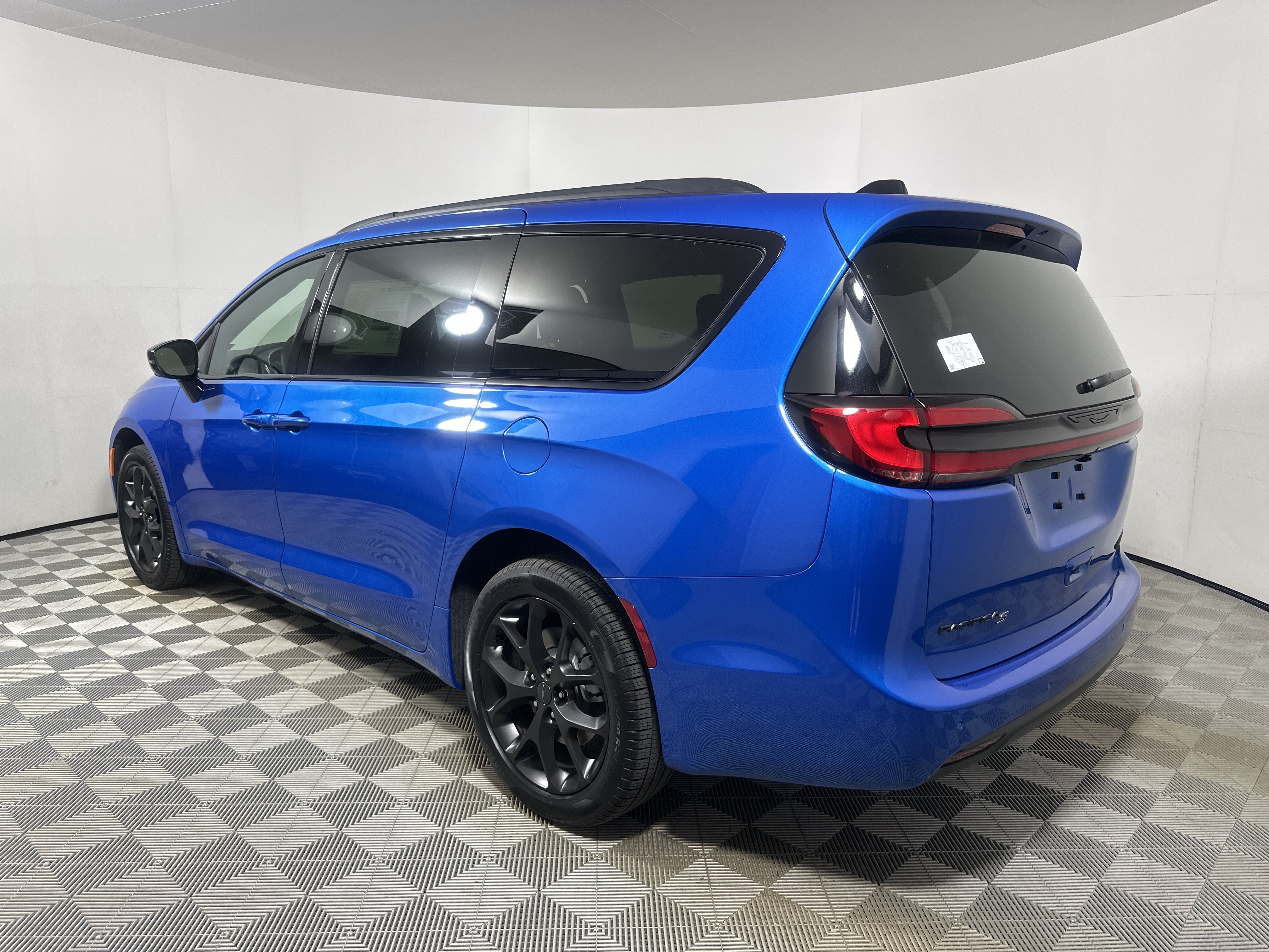 New 2027 Hydro Blue Pearl-Coat Exterior Paint Chrysler Limited image 5
