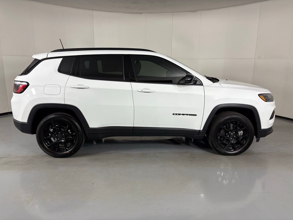 New 2026 Bright White Clear-Coat Exterior Paint Jeep Latitude image 10
