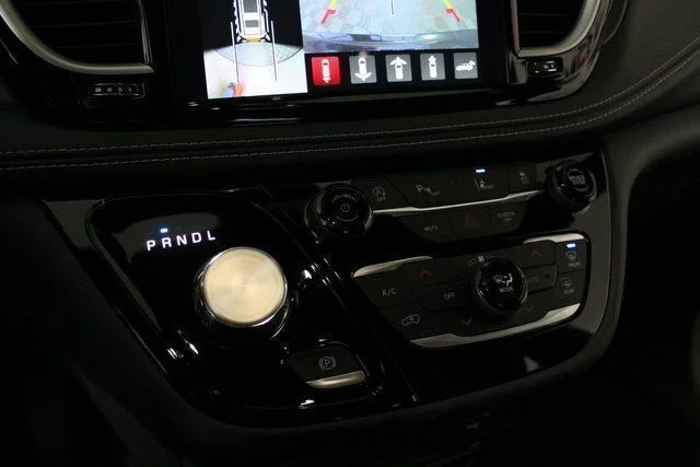New 2026 Diamond Black Crystal Pearl-Coat Exterior Paint Chrysler Select image 9