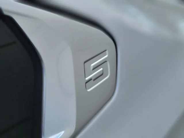 Used 2025 White Metallic BMW 530i image 39