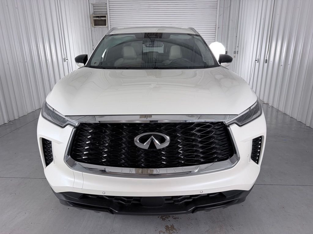 Used 2023 White INFINITI LUXE image 2