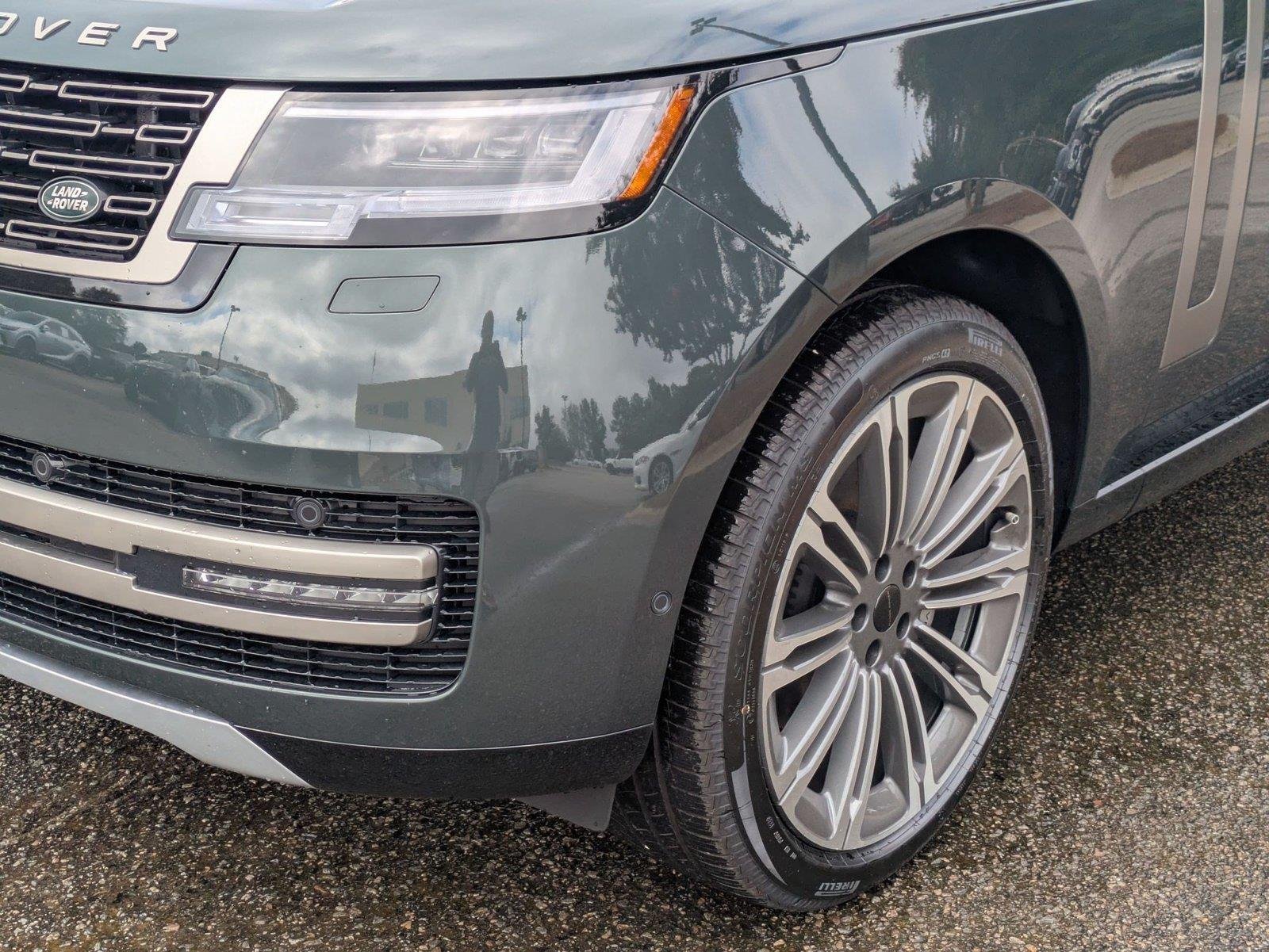 New 2026 Belgravia Green Land Rover SE image 9