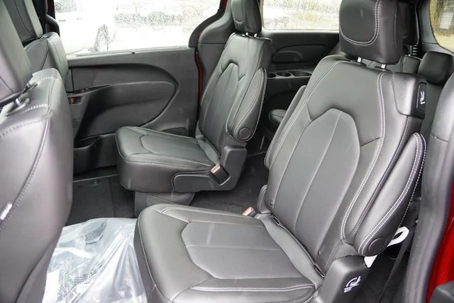 New 2026 Red Hot Pearl-Coat Exterior Paint Chrysler Select image 11