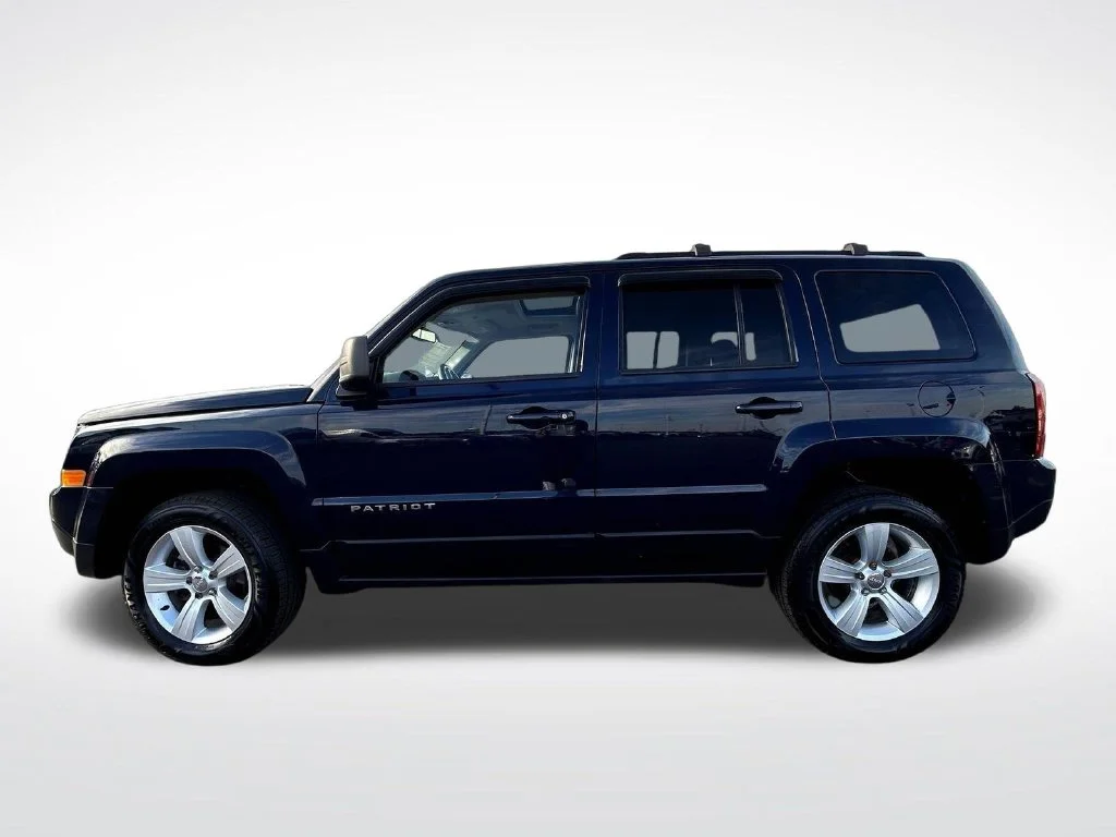 Used 2015 True Blue Pearlcoat Jeep Latitude image 6