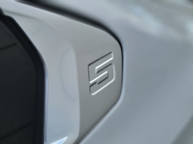 Used 2025 White Metallic BMW 530i image 39