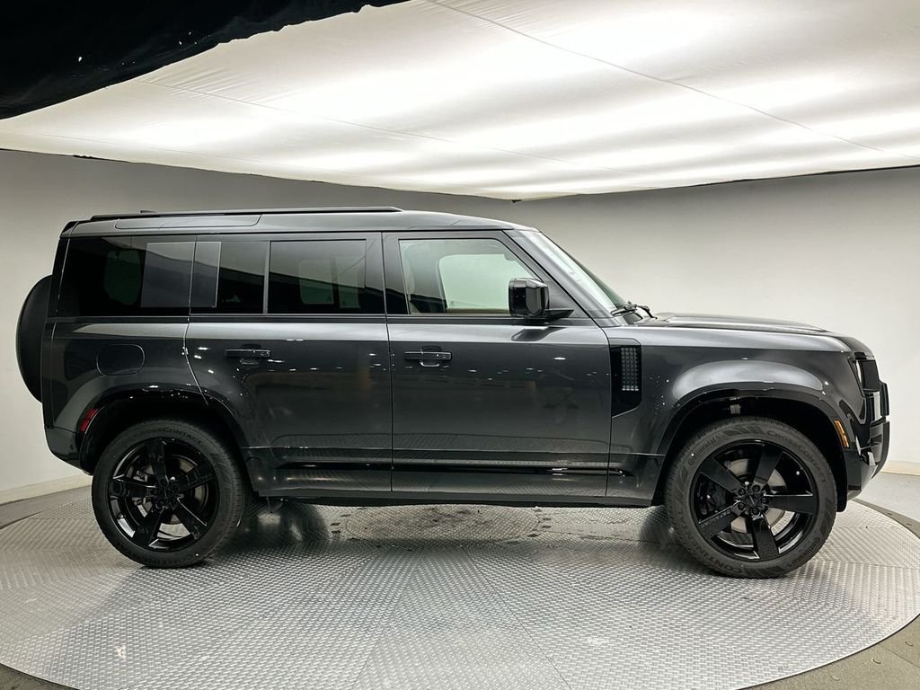 New 2026 Carpathian Grey Prem Met Land Rover X-Dynamic SE image 4