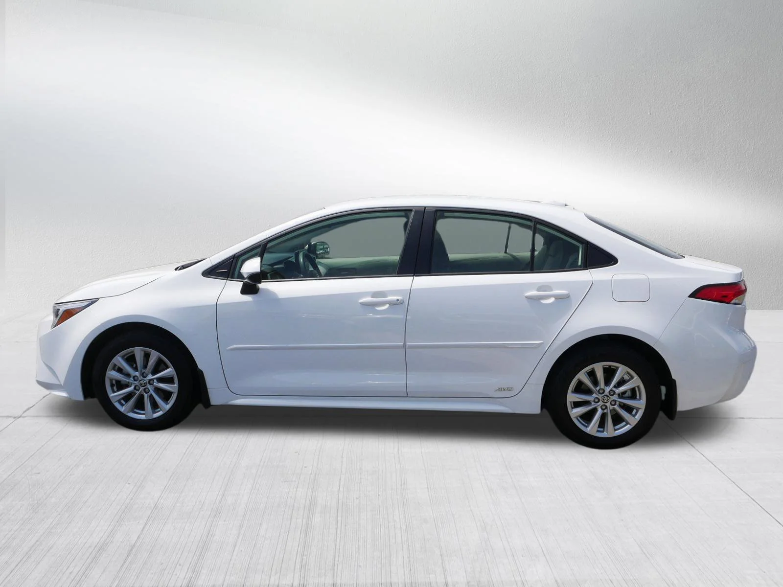 Used 2023 Ice Cap Toyota Hybrid LE image 4