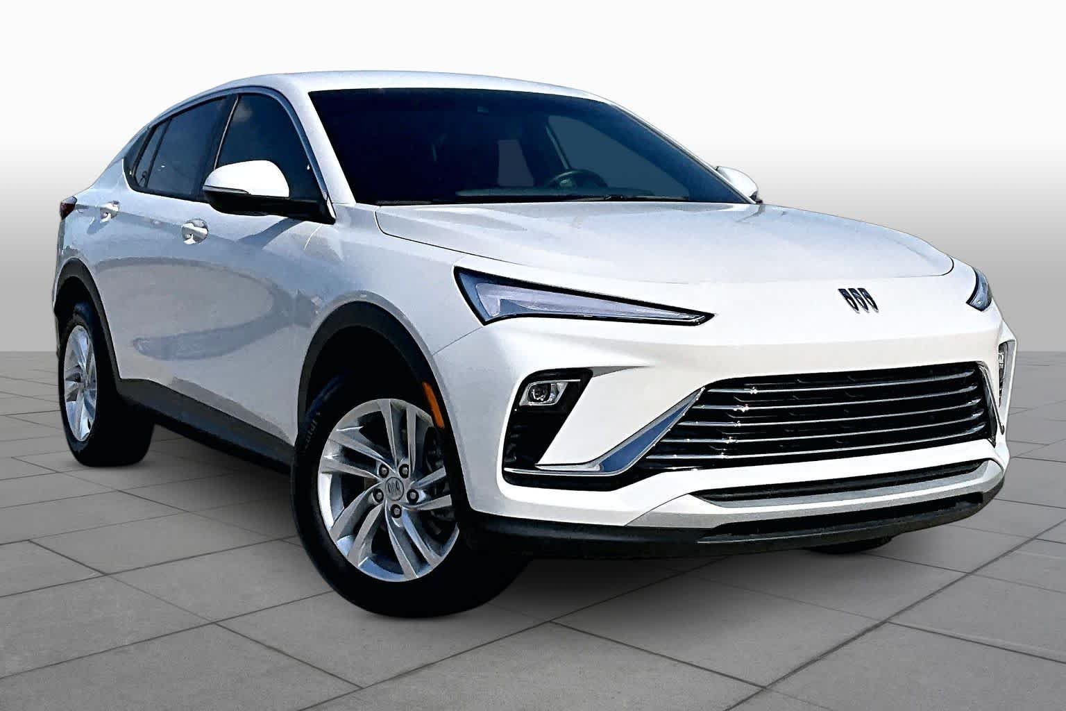 Used 2024 White Frost Tricoat Buick Preferred image 3