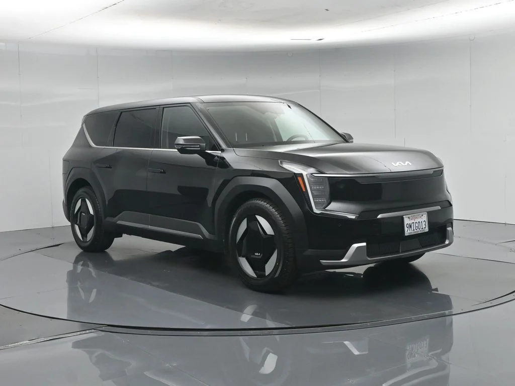 Used 2024 Black Kia Light Long Range image 61